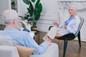 親と子が向き合って会話する様子