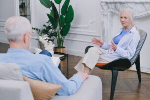親と子が向き合って会話する様子